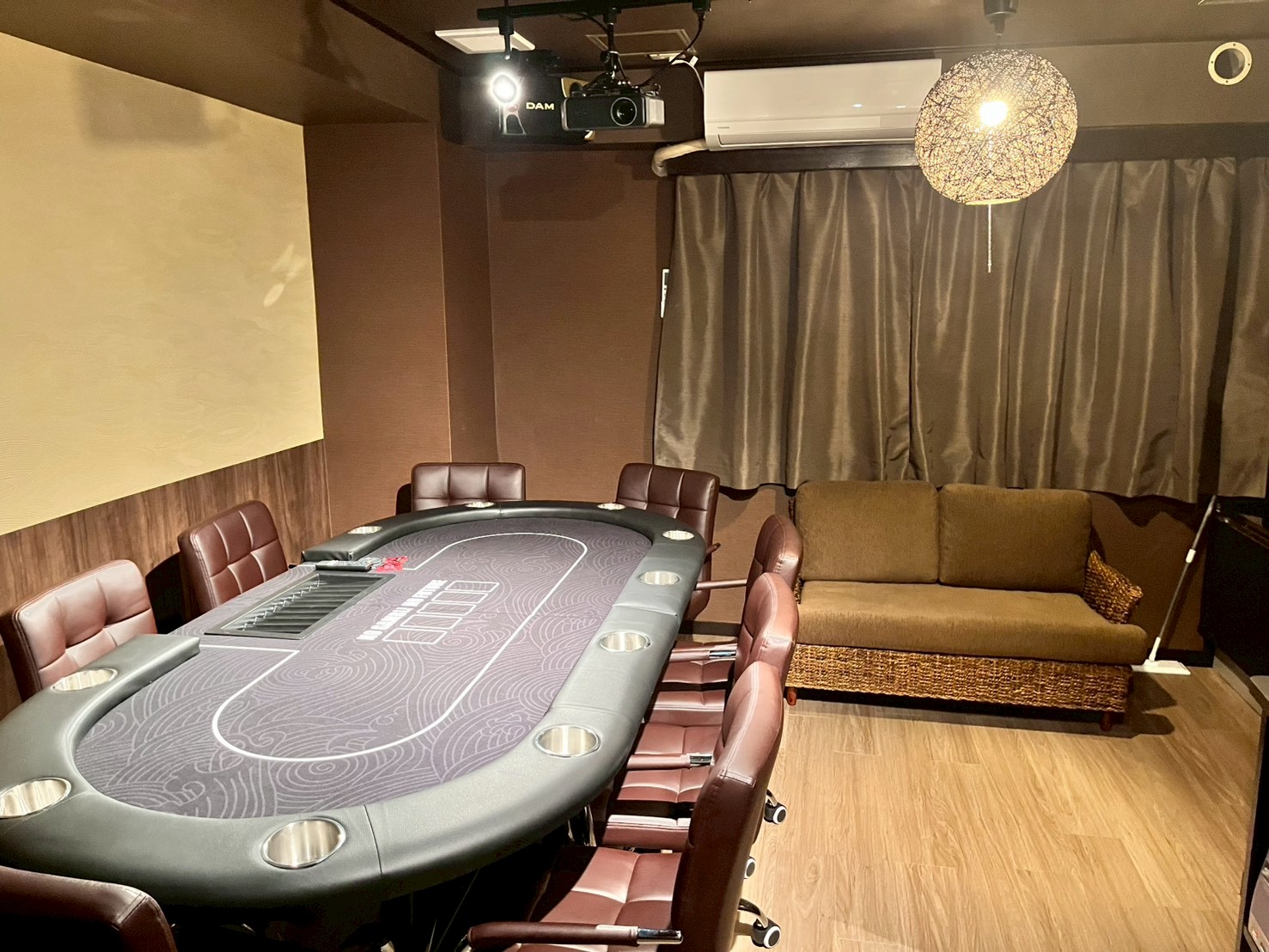 目黒店 ポーカーテーブルとソファエリア